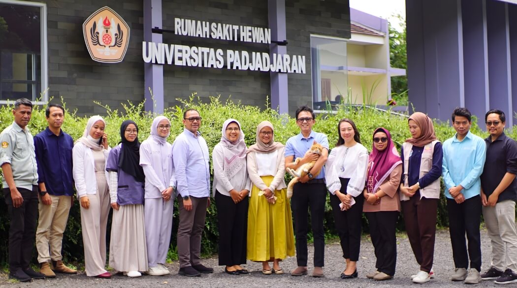 Tim Kreloses bekerja sama dengan staf berdedikasi RSH Universitas Padjadjaran Bandung.